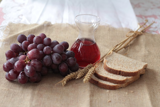 Trauben, Wein und Brot auf einem Tisch